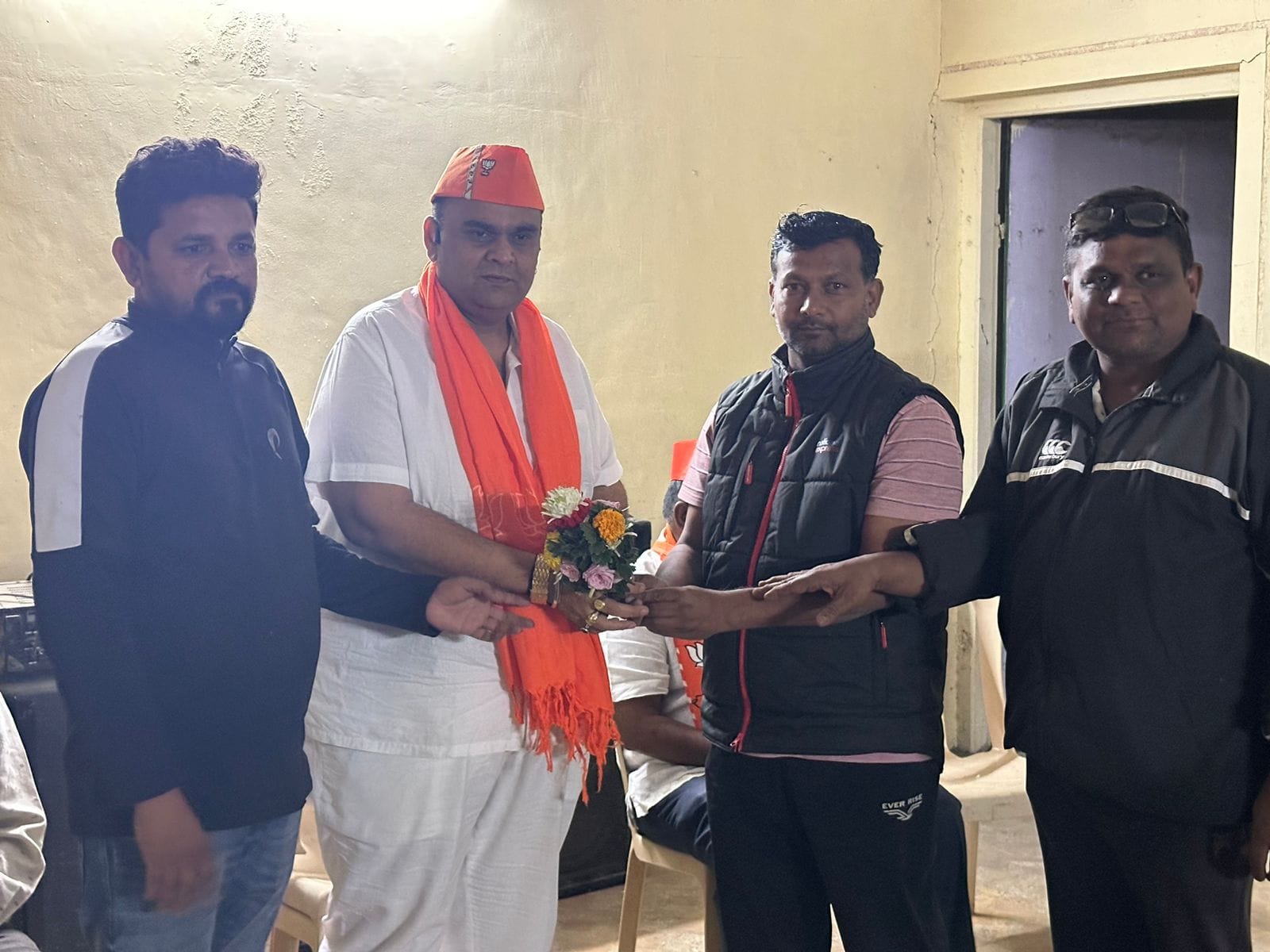 ગાંવ ચલો અભિયાન અંતર્ગત રાત્રે મહુવા તાલુકાના ઓંડચ ગામના આગેવાનો અને યુવાઓ સાથે મુલાકત કરી સરકારશ્રીની યોજનાઓ, બુથ સશક્તિ કરણ, સહકારીતાની ચર્ચાઓ કરી તથા ગામ લોકોએ વડાપ્રધાન શ્રી નરેન્દ્રભાઈ મોદી સાહેબે જે અયોધ્યામાં રામમંદિર બનાવી પ્રાણ-પ્રતિષ્ઠા કરી દેશની એક નવી અજાયબીની ઓળખ આપી એ બદલ વડાપ્રધાન શ્રી નરેન્દ્રભાઈ મોદી સાહેબને ખૂબ ખૂબ અભિનંદન આપ્યા. 